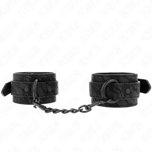 Schwarze Handfesseln mit Kette, aus Lederimitat mit Spitzenmuster, auf weißem Hintergrund.