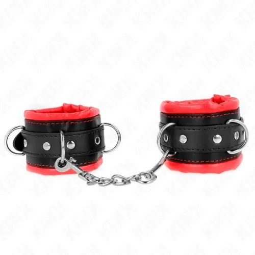 Schwarze und rote Handfesseln mit Kette, aus Leder und Metall, auf weißem Hintergrund.