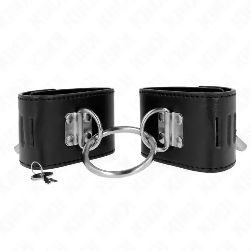 Schwarze Lederfesseln mit Metallringen und einem kleinen Schlüssel auf weißem Hintergrund.