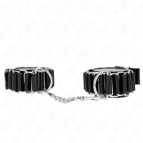 Schwarze Lederhandschellen mit silberner Kette, auf weißem Hintergrund.