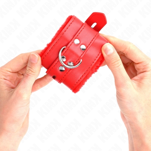 KINK - PELZGEFÃTTERTE HANDGELENKFESSELN MIT QUADRATISCHEN LÃCHERN, ROT UND ROTER GÃRTEL, VERSTELLBAR 17-29 CM X 6 CM