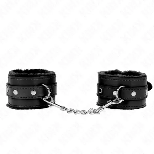 Schwarze Lederhandschellen mit Kette, gepolstert und mit Nieten verziert.