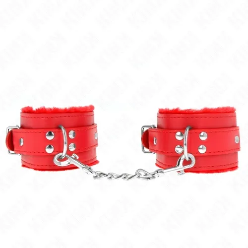 Rote Handfesseln mit Kette, gepolstert und mit Metallnieten verziert, auf weißem Hintergrund.