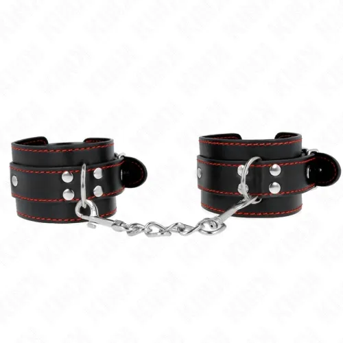 Schwarze Leder-Handfesseln mit roter Naht, verbunden durch eine silberne Kette.