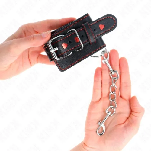 Schwarze Handgelenkfesseln Mit Roter Herzeinlage – Kink