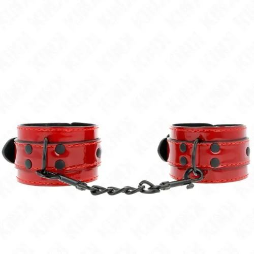 Rote Handfesseln aus Kunstleder mit schwarzer Kette und Nieten, auf weißem Hintergrund.