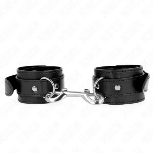 Schwarze Leder-Handfesseln mit Metallverbindung auf weißem Hintergrund.