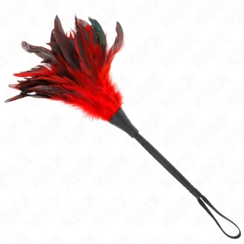 Roter Federwedel mit schwarzem Griff und Handschlaufe, auf weißem Hintergrund.