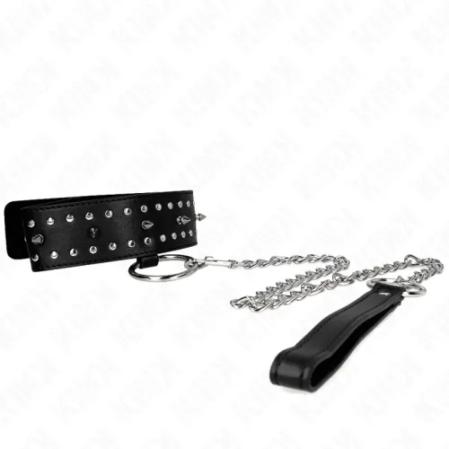 Schwarzes Halsband mit Nieten und Kette, verbunden mit einer schwarzen Lederschlaufe.