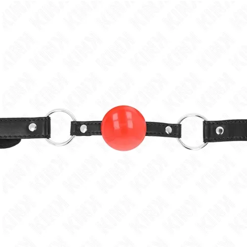 Schwarzes Lederband mit rotem Ball und Metallringen, vor weißem Hintergrund.