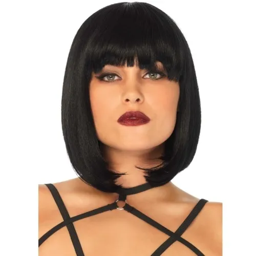 Frau mit schwarzer Bob-Perücke, dunklem Lippenstift und schwarzem Trägeroberteil.