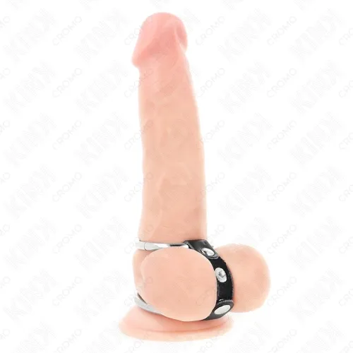 Ein Dildo mit einem schwarzen Cockring, stehend auf einer weißen Oberfläche.
