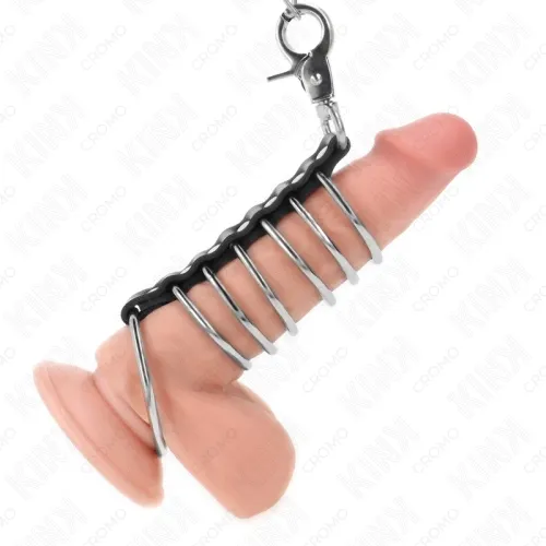 Ein Modell eines Penis mit einem Metallkäfig und einem Haken an der Spitze.