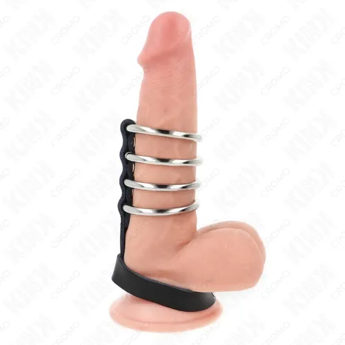 Ein Dildo mit vier Metallringen und einem schwarzen Band an der Basis, auf weißem Hintergrund.