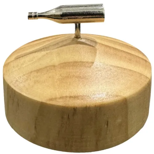 Holzsockel mit kleiner Metallflasche darauf.