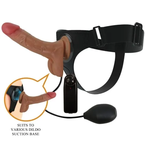 Schwarzes Geschirr mit befestigtem Dildo und Pumpe, geeignet für verschiedene Dildo-Saugfüße.