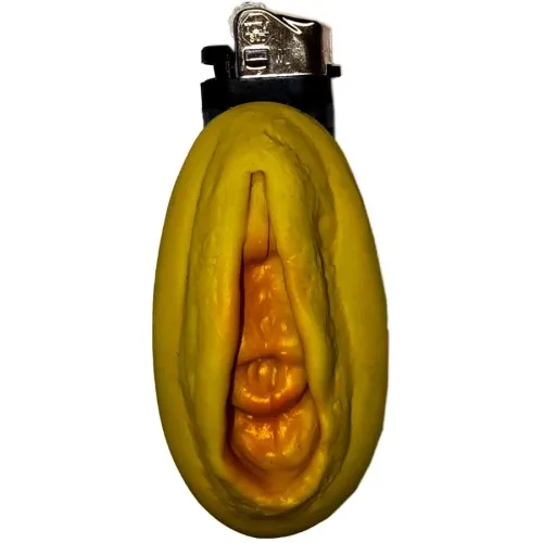 Ein gelbes Feuerzeug in Form einer Frucht mit ungewöhnlicher Textur.