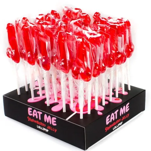 Rote Lutscher in Penisform auf einem schwarzen Display mit der Aufschrift "EAT ME Strawberry Jelly Lollipop".