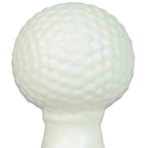 Weiße, strukturierte Oberfläche eines Objekts, das einem Golfball ähnelt.