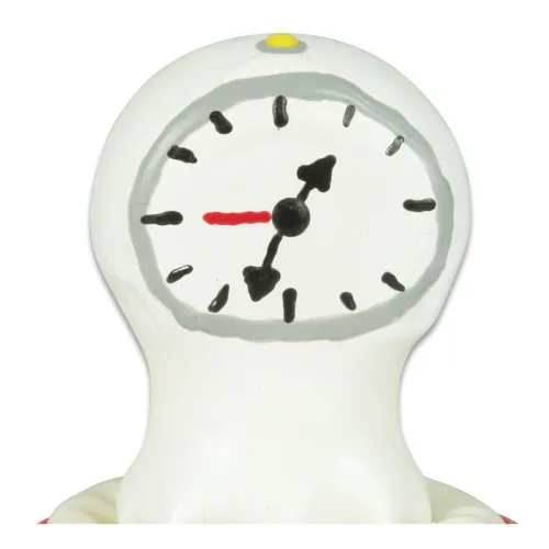 Weiße Figur mit Uhr als Gesicht, zeigt 10:10 Uhr.