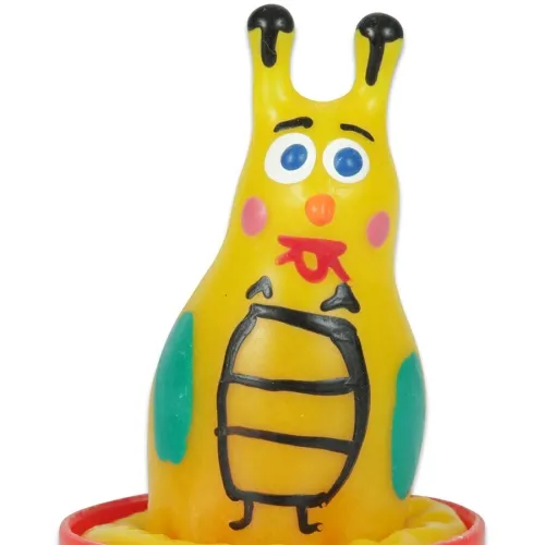 Gelbe, cartoonartige Figur mit blauen Augen, roten Wangen und schwarzen Streifen, auf rotem Sockel.