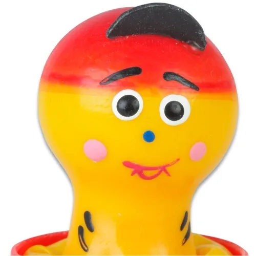 Gelbes Spielzeug mit rotem Kopf, großen Augen und einem freundlichen Gesichtsausdruck.