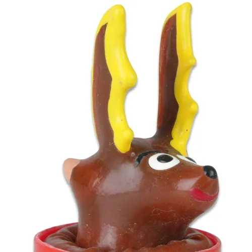 Braune Plastikfigur eines Rentiers mit gelben Geweihen und großen Augen, auf rotem Sockel.
