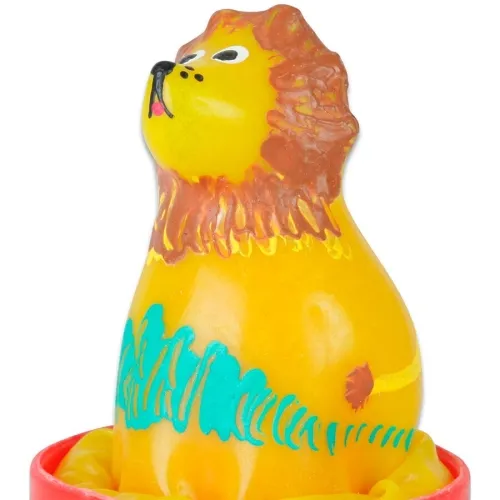 Gelbe Löwenfigur mit brauner Mähne und blauen Verzierungen, sitzt auf einem roten Sockel.