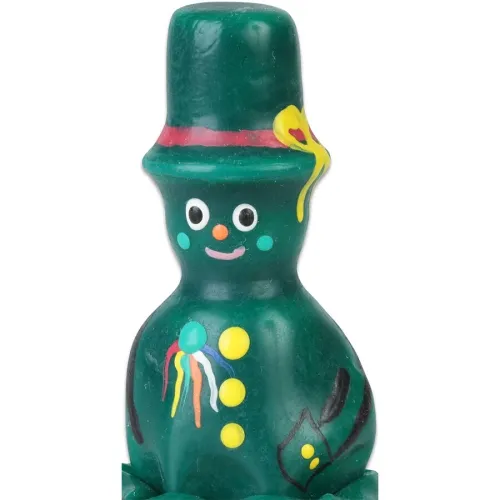 Grüne Kerzenfigur mit Hut, bunten Knöpfen und Gesicht, verziert mit gelben und roten Details.