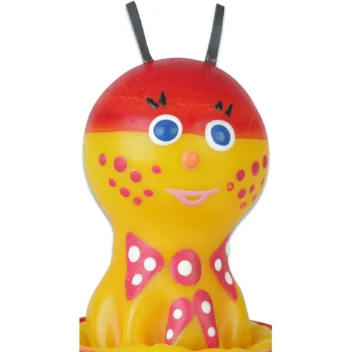 Bunte Kerze in Form eines Marienkäfers mit roten Punkten und blauen Augen, lächelndes Gesicht.