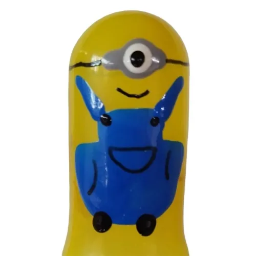 Gelbe Figur mit einem Auge und blauer Latzhose, lächelnd.