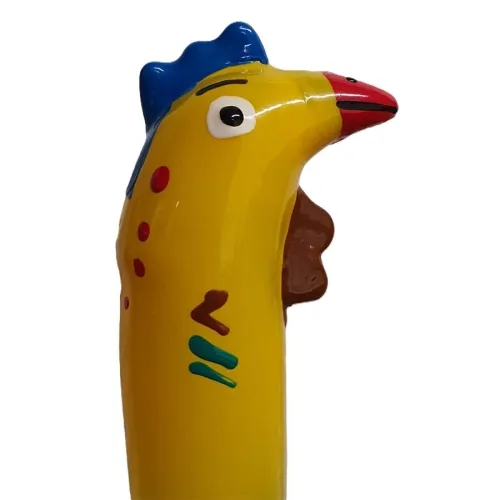 Gelbes Gummihuhn mit blauen und roten Details, seitlich abgebildet.