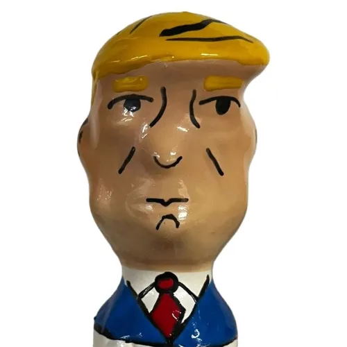Karikatur einer Figur mit gelbem Haar, blauem Anzug und roter Krawatte.