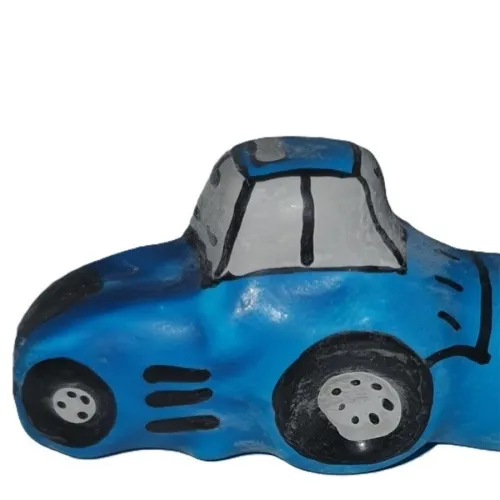 Blaues, handgemaltes Auto auf einem Stein mit schwarzen und grauen Details.