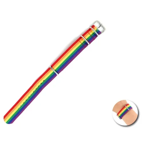 Regenbogenfarbenes Armband mit Metallschnalle, Nahaufnahme am Handgelenk.