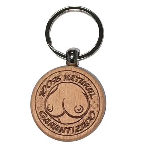 Round wooden key ring with engraving "100% Natural Garantizado" and stylized breast motif.