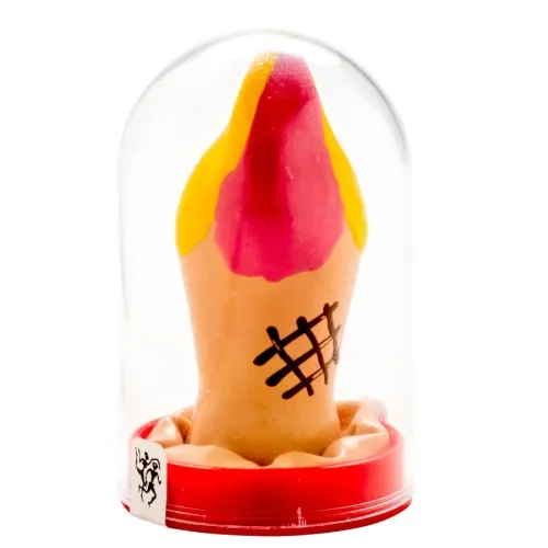 Bunte Raketenfigur in einer durchsichtigen Kuppel mit rotem Sockel, verziert mit schwarzen Linien.