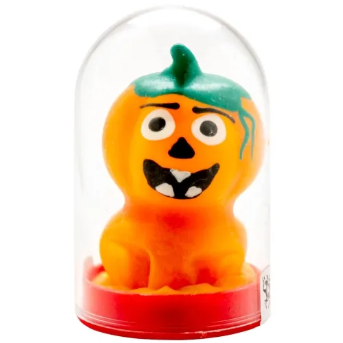Orange Kürbisfigur mit Gesicht, grüner Stiel, in durchsichtiger Kuppel auf rotem Sockel.