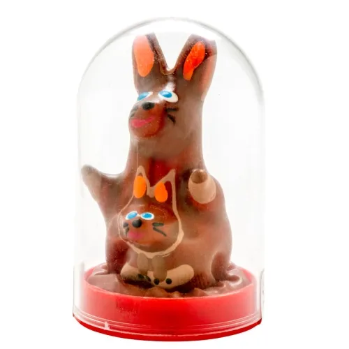 Schokoladenfigur eines Hasen mit einem kleineren Hasen im Beutel, unter einer durchsichtigen Kuppel.