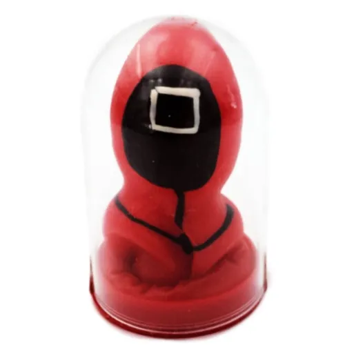 Rote Figur mit schwarzer Maske in einer durchsichtigen Kuppel.