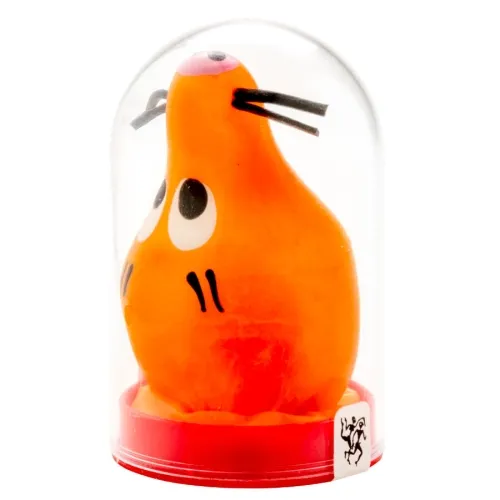Orangefarbene Mausfigur mit großen Augen in einer durchsichtigen Kuppel auf rotem Sockel.