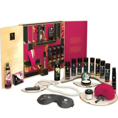 Adventskalender mit Kosmetikprodukten, Massageölen, Augenmaske und Accessoires auf weißem Hintergrund.