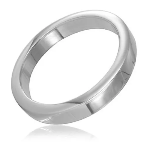 Silberner Ring mit glatter Oberfläche, leicht schräg fotografiert, auf weißem Hintergrund.