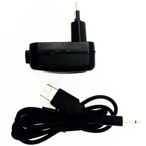 Schwarzes Ladegerät mit USB-Kabel und Netzstecker, auf weißem Hintergrund.