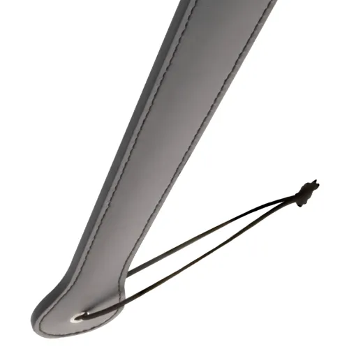 Grauer Ledergriff mit Naht und schwarzer Kordel.