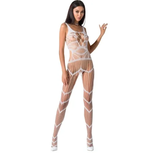 Frau in einem weißen, durchbrochenen Catsuit mit geometrischem Muster, posiert vor weißem Hintergrund.
