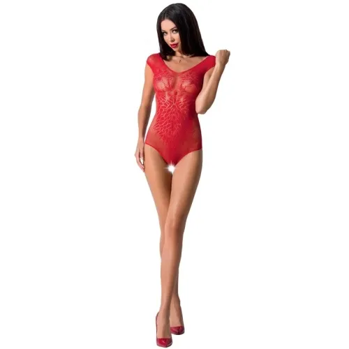 Frau in rotem Spitzen-Body und roten High Heels vor weißem Hintergrund.