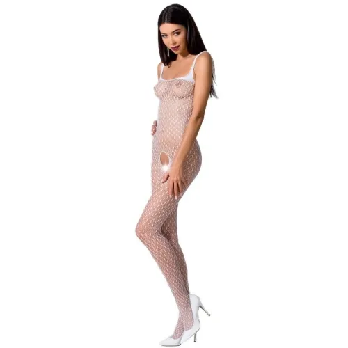 Frau in weißem Netz-Body mit Cut-Outs und weißen High Heels, posiert seitlich.