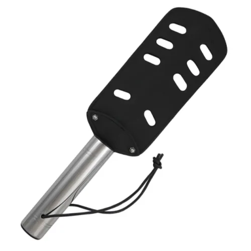 Schwarzer Grillwender mit Metallschaft und Schlaufe, rechteckige Form mit Schlitzen.