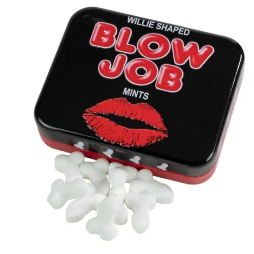 Schwarze Metalldose mit roten Lippen und Text, gefüllt mit weißen, penisförmigen Minzbonbons.